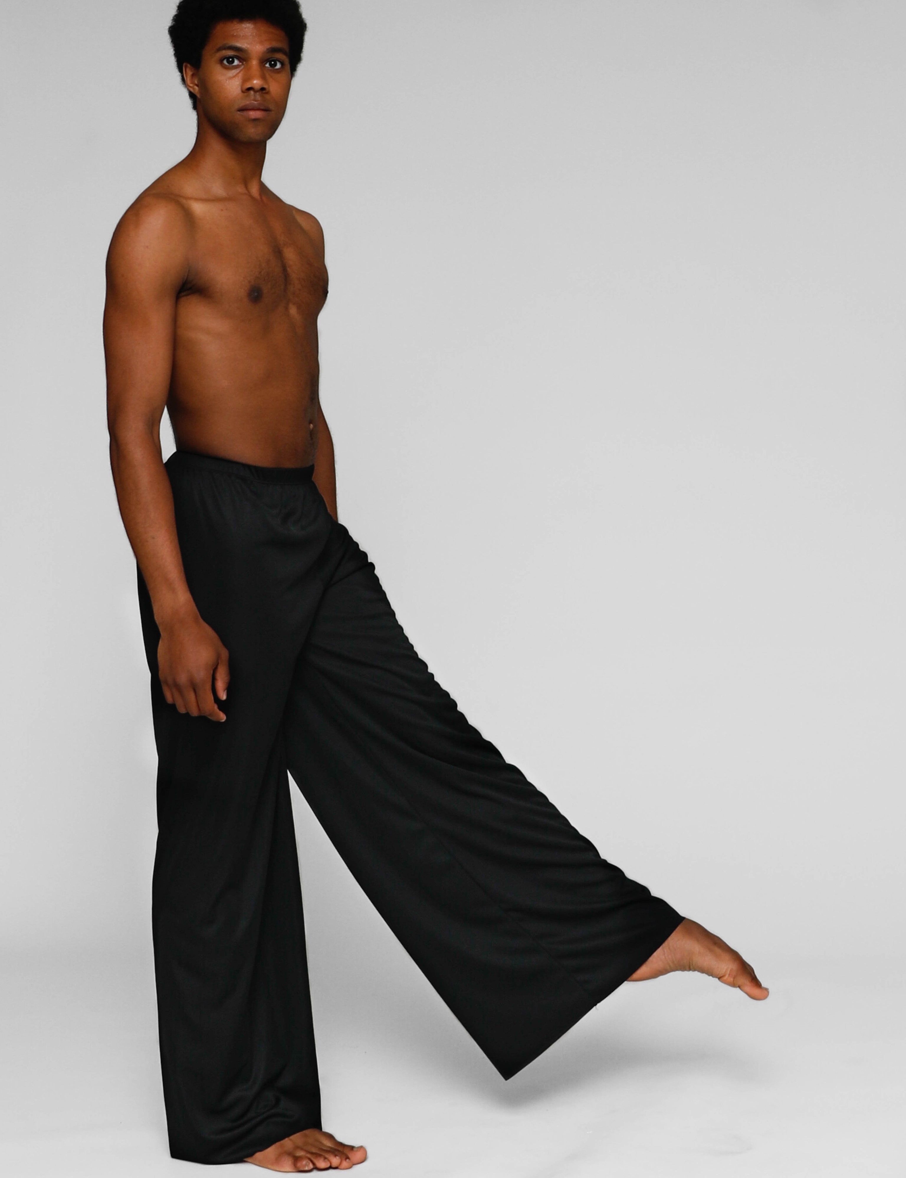BW-M-570-BLK-full-JULIAN_1c364133-1da0-4b04-b83b-8421696e9279.jpg